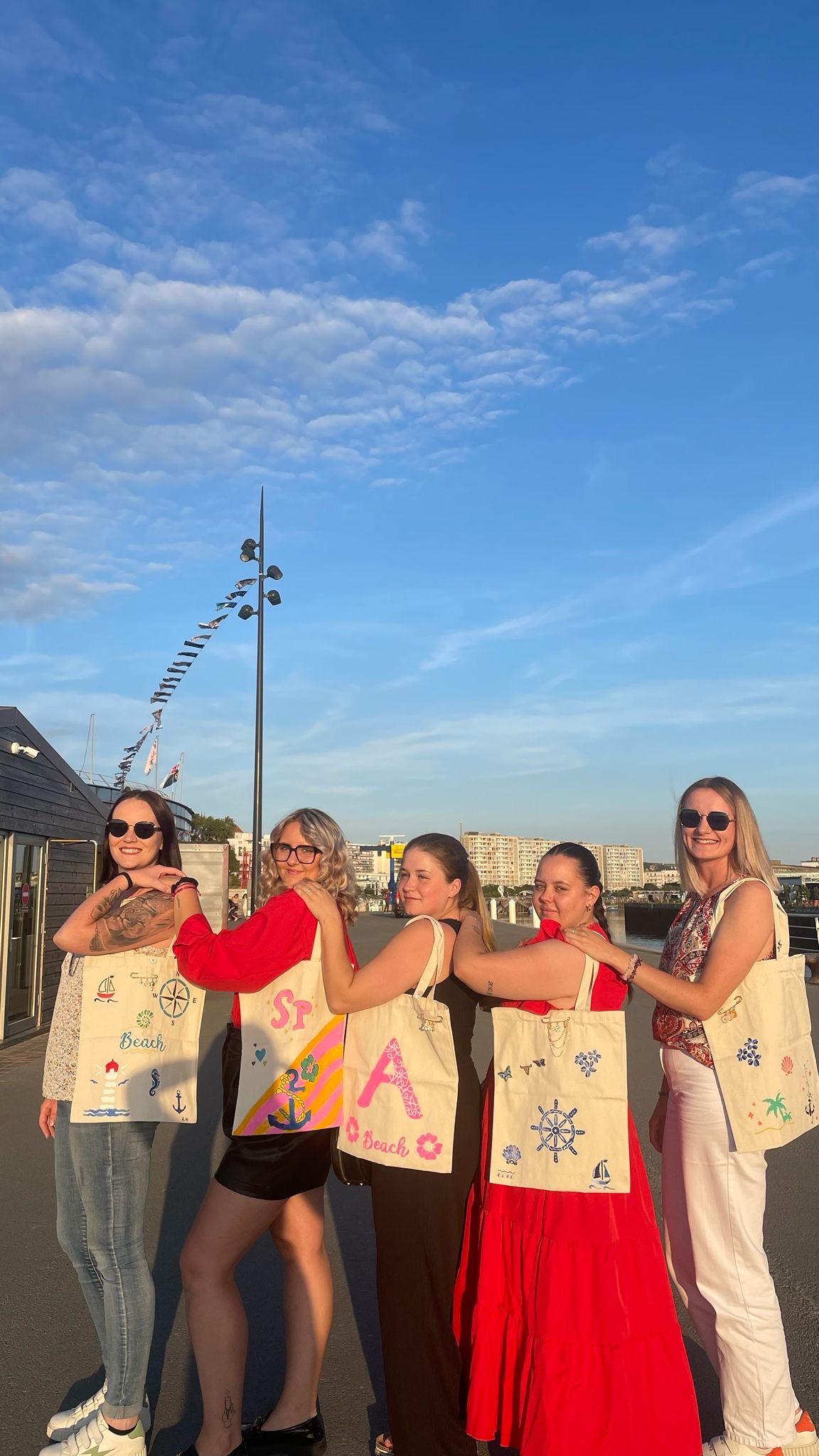 Angela et les participantes atelier tote bag