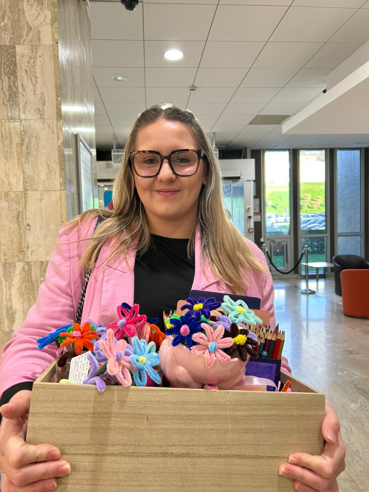 Angela avec les fleurs pour l'oncologie