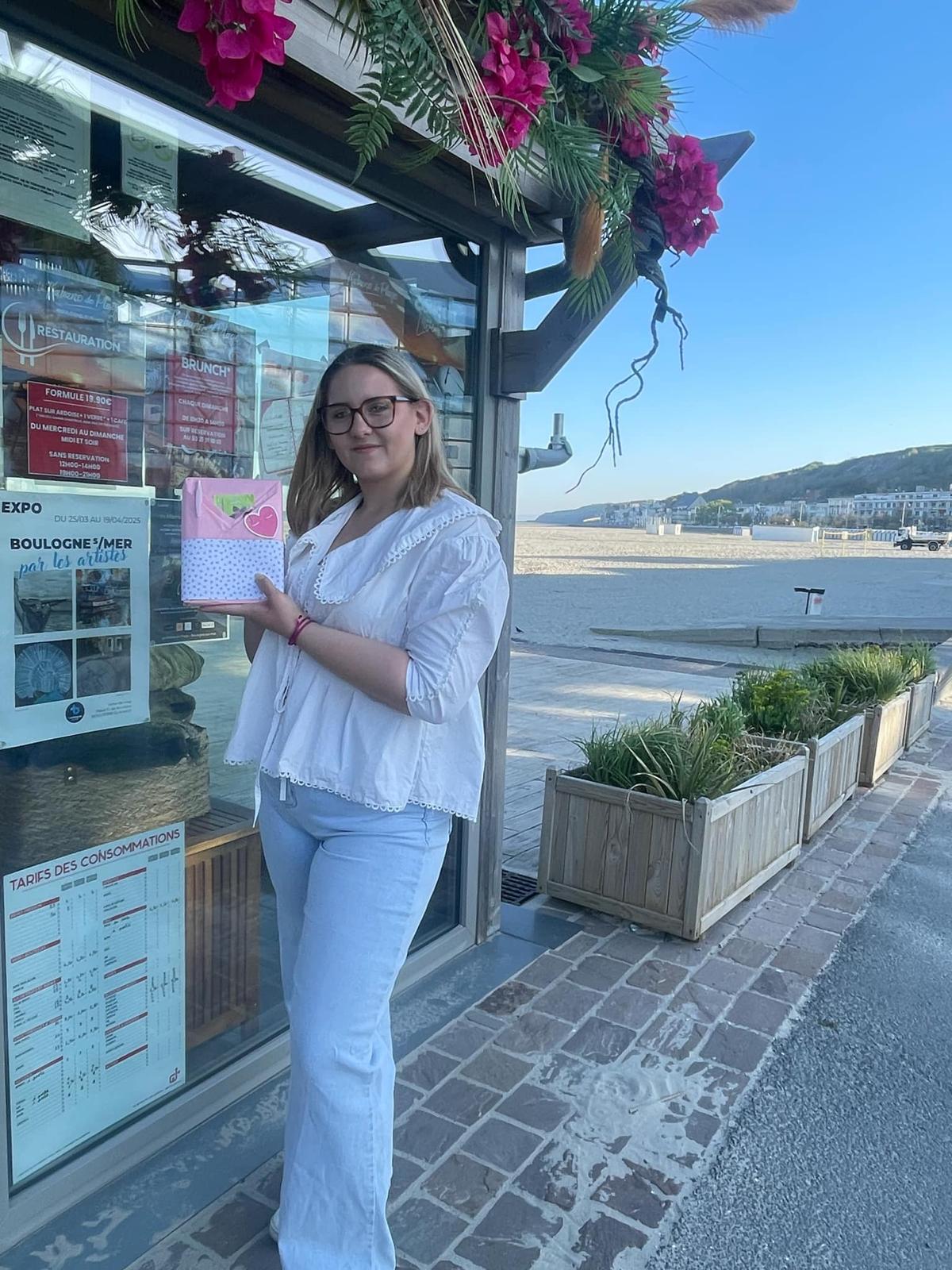 Angela devant la Kabane de la Plage