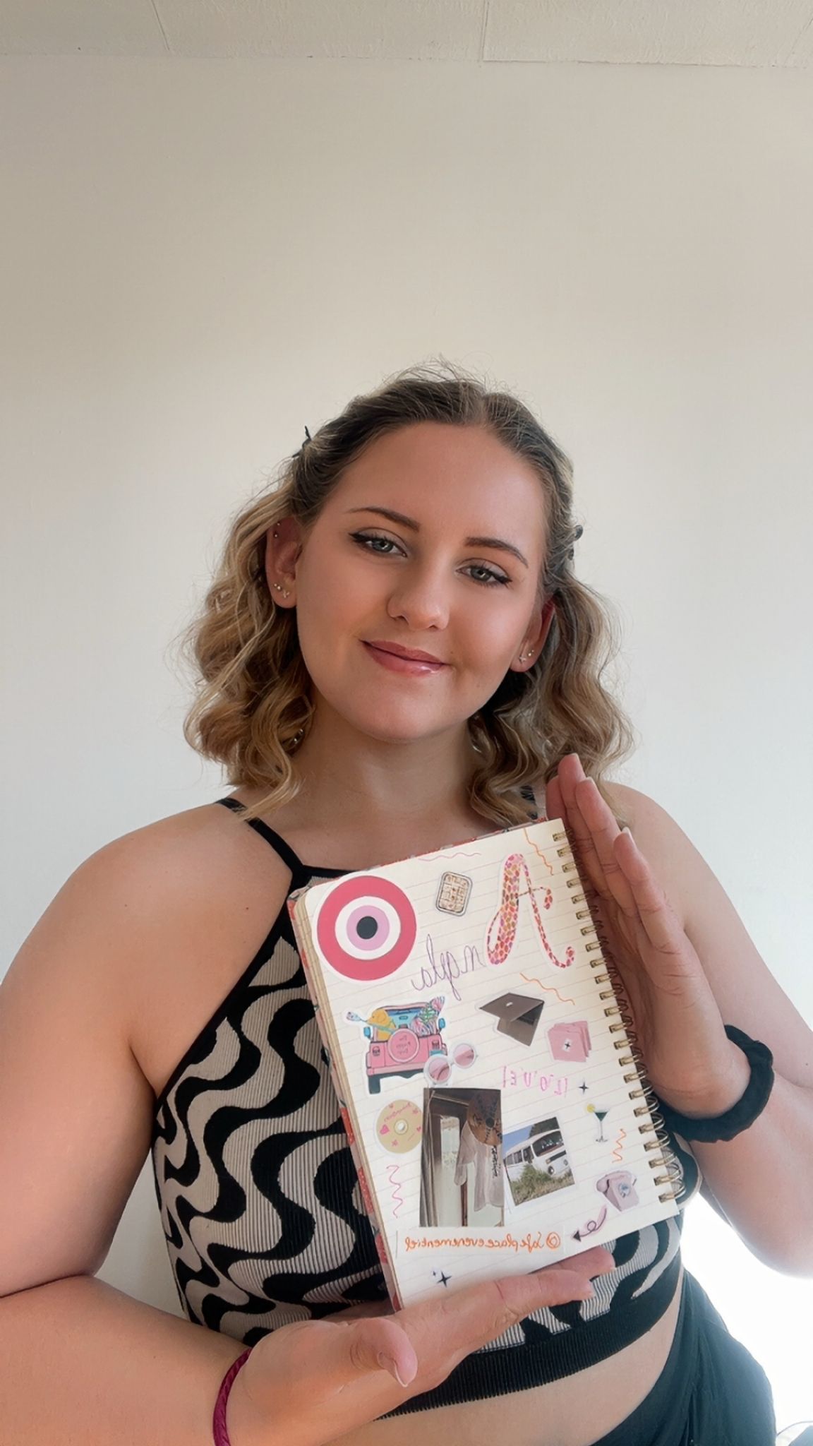 Angela avec son carnet de scrapbooking