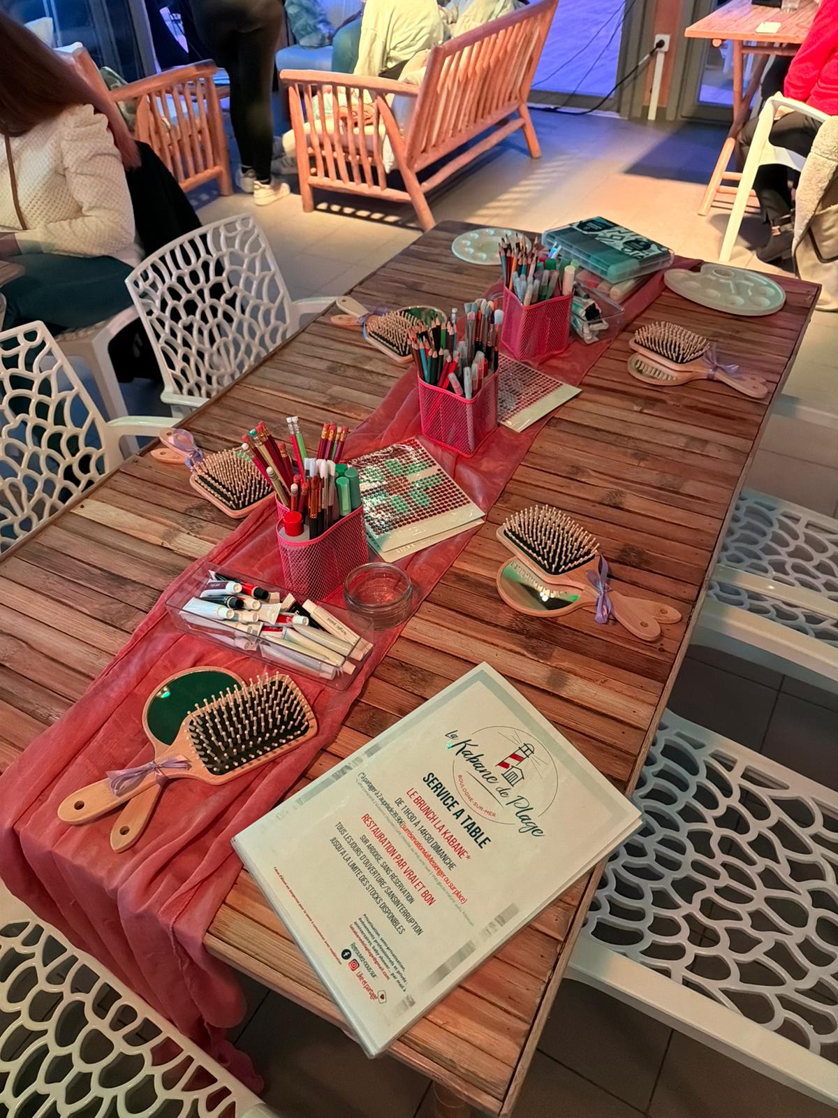 Table avec matériel Brosse et Miroir